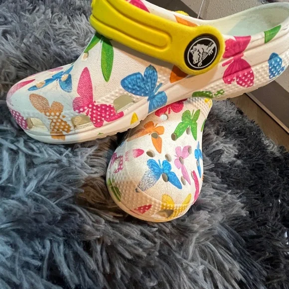Girls Butterfly Crocs - Picture 3 of 7